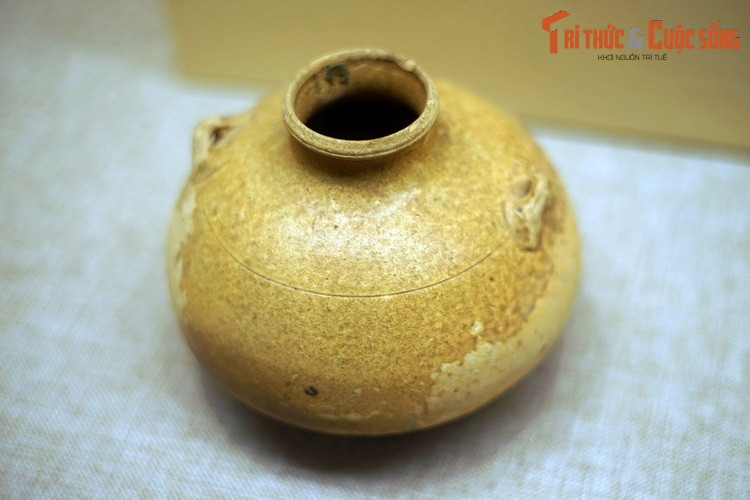 Lọ tròn bằng gốm men, thế kỷ 2-3. Tùy theo địa vị của người được chôn cất mà số lượng và mức độ tinh xảo của đồ tùy táng càng cao.