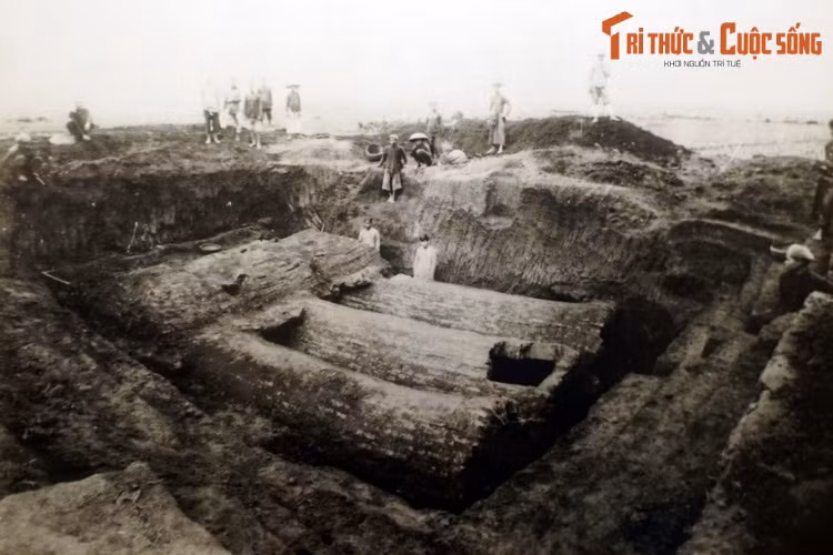 Ảnh nhà khảo cổ người Pháp Jean – Yves Claeys khai quật ngôi mộ Hán ở làng Lạc Ý, tỉnh Vĩnh Phúc năm 1933. (Bài có sử dụng tư liệu của Bảo tàng Lịch sử Quốc gia).