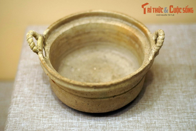 Âu gốm men, thế kỷ 2-3. Gần đây, giới khoa học trong và ngoài nước đã xác nhận, đa số chủ nhân các hầm mộ như vậy là người Việt.