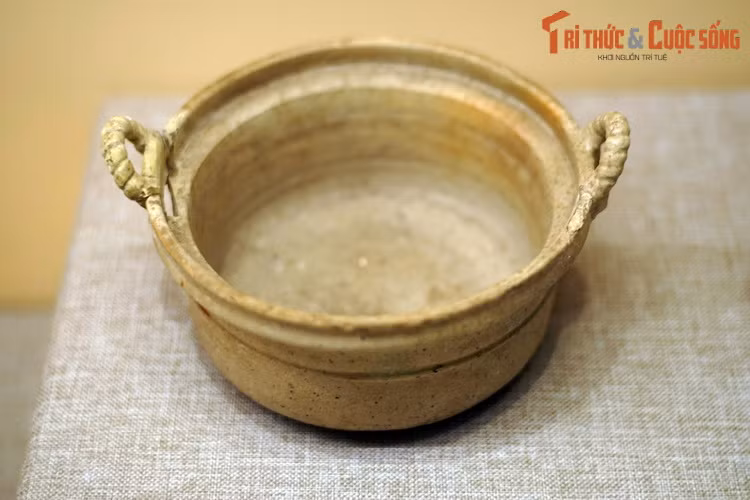 Âu gốm men, thế kỷ 2-3. Gần đây, giới khoa học trong và ngoài nước đã xác nhận, đa số chủ nhân các hầm mộ như vậy là người Việt.