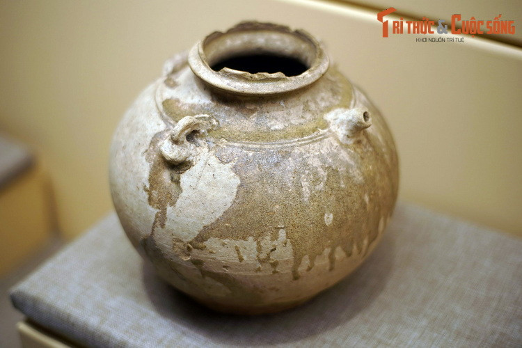 Bình gốm men, thế kỷ 2-3. Các món đồ tùy táng trong mộ Hán chủ yếu là vật dụng sinh hoạt hàng ngày, phản ánh sinh động cuộc sống của những cư dân ở mảnh đất Việt Nam giai đoạn đầu công nguyên.