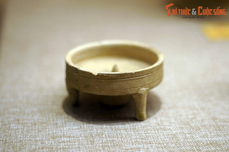 Đĩa đèn bằng gốm men, thế kỷ 3-4, đồ tùy táng trong mộ Hán cổ. Mộ Hán được xây bằng gạch trên các gò đồi, thường có quy mô lớn, gồm nhiều ngôi mộ dạng vòm cuốn nằm song song với nhau.