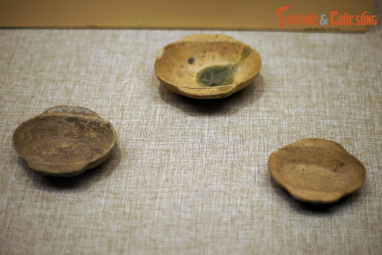 Các loại chén có tay cầm, thế kỷ 2-3. Trong quá khứ, người ta từng cho rằng chủ nhân các ngôi mộ Hán là tầng lớp quý tộc người Hán đang cai trị Việt Nam thời đó.