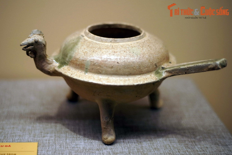 Ấm có vòi hình đầu gà, thế kỷ 2-3. Nhiều hiện vật được tạo hình cầu kỳ, trang trí tỉ mỉ, thể hiện trình độ tay nghề và gu thẩm mỹ cao của người xưa.