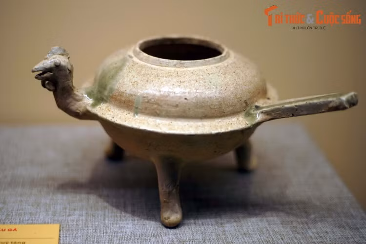 Ấm có vòi hình đầu gà, thế kỷ 2-3. Nhiều hiện vật được tạo hình cầu kỳ, trang trí tỉ mỉ, thể hiện trình độ tay nghề và gu thẩm mỹ cao của người xưa.