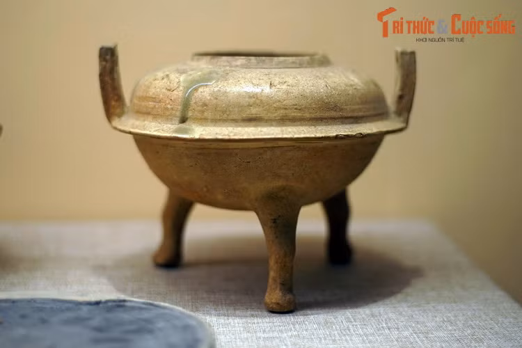 Bình gốm men, thế kỷ 2-3. Người nằm dưới các ngôi mộ Hán có thể là những quý tộc, thương nhân Việt hoặc là những quan lại người Việt thời Bắc thuộc như Lý Cầm, Lý Tiến, Trương Trọng…