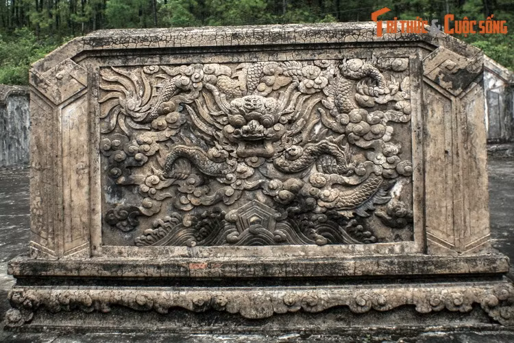 Khi sọ được đào lên theo chỉ dẫn của người ngư dân, vua chích máu ở tay mình và nhỏ vào sọ. Máu không sượt ra mà thấm vào xương sọ. Theo quan niệm dân gian, đây là cách để xác minh mối liên hệ máu mủ giữa hai người.