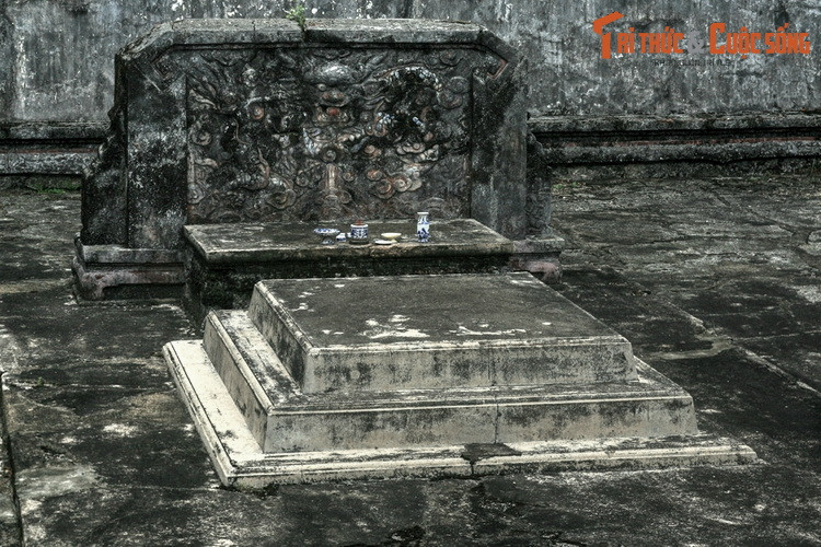 Khi đánh cá ở khúc sông này, ngư dân tên Nguyễn Ngọc Huyên hoảng sợ khi một chiếc sọ người mắc vào vó của mình hai lần. Ông ném sọ đi và khấn "nếu đây là chiếc sọ của ngài nào có quyền lực linh thiêng thì xin trở lại trong vó của tôi". Khi sọ mắc vào vó lần thứ ba, ông tìm nơi chôn cất.