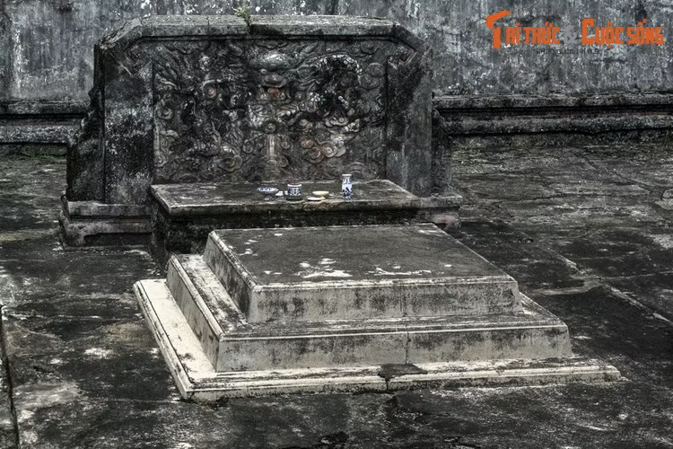 Khi đánh cá ở khúc sông này, ngư dân tên Nguyễn Ngọc Huyên hoảng sợ khi một chiếc sọ người mắc vào vó của mình hai lần. Ông ném sọ đi và khấn "nếu đây là chiếc sọ của ngài nào có quyền lực linh thiêng thì xin trở lại trong vó của tôi". Khi sọ mắc vào vó lần thứ ba, ông tìm nơi chôn cất.