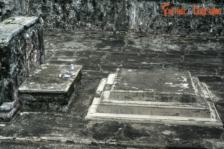 Sau khi lên ngôi vào năm 1802, vua Gia Long cho người đi tìm lại hài cốt của thân phụ. Nghe lời kể của dân địa phương về ngư dân tên Huyên và chiếc sọ người kỳ bí, vua yêu cầu đưa người này đến gặp và chỉ chỗ chôn hài cốt.