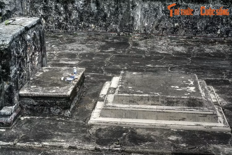 Sau khi lên ngôi vào năm 1802, vua Gia Long cho người đi tìm lại hài cốt của thân phụ. Nghe lời kể của dân địa phương về ngư dân tên Huyên và chiếc sọ người kỳ bí, vua yêu cầu đưa người này đến gặp và chỉ chỗ chôn hài cốt.