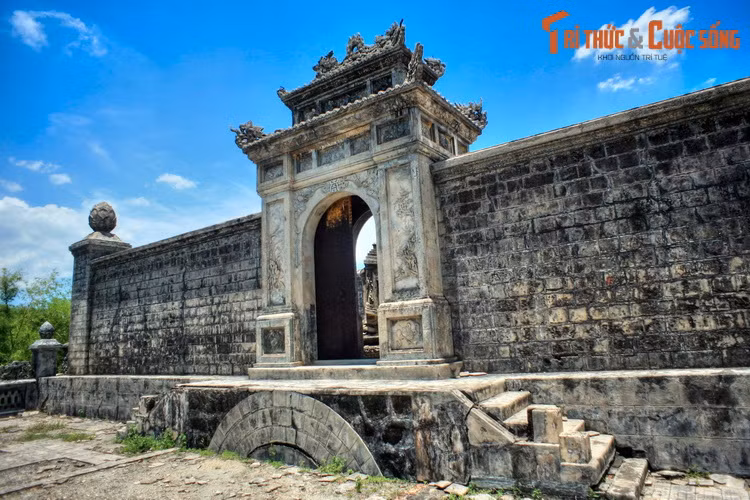 Khác với phần lớn các lăng mộ hoàng gia ở Huế, toại đạo của lăng Thánh Cung được để lộ một phần mái vòm phía dưới Bửu thành môn. Đây chính là đường hầm mà năm xưa được dùng để đưa quan tài vào vị trí chôn cất.