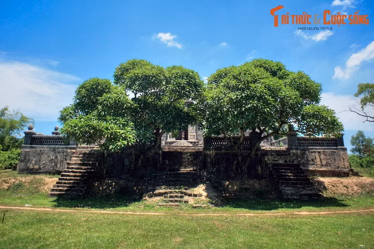 Mặt bằng lăng được chia thành ba tầng, tượng trưng cho Thiên, Địa và Nhân. Ứng với mỗi tầng có một sân Bái đình, là nơi tiến hành các nghi lễ. Trước khoảng sân đầu tiên có hai cây sứ cổ thụ to lớn, cành lá sum suê, tạo cảm giác cổ kính, tôn nghiêm cho khu lăng.