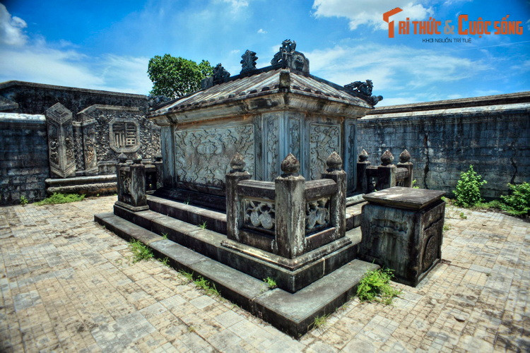 Thạch ốc được trang trí bằng hình tượng chim phượng ở hai bên và cả trên mái. Theo quan niệm xưa, chim phượng tượng trưng cho bậc mẫu nghi thiên hạ, thường xuất hiện trong họa tiết trang trí ở lăng mộ các nữ nhân hoàng tộc Nguyễn.