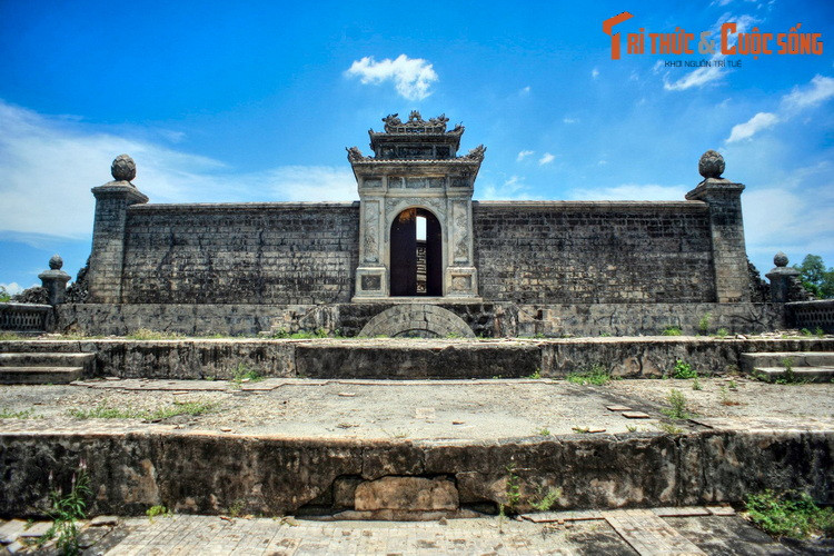 Tầng trên cùng của lăng mộ có tòa Bửu thành, gồm bốn bức tường dày bao quanh mộ phần. Chính giữa mặt trước Bửu thành có Bửu thành môn, cánh cổng dẫn vào bên trong khu mộ.