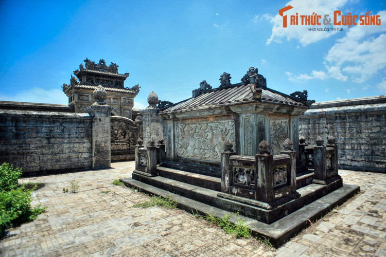 Đây là nơi an nghỉ của Phụ Thiên Thuần Hoàng hậu, còn được gọi là Đức Thánh Cung, vợ cả của vua Đồng Khánh, đích mẫu của vua Khải Định. Theo sử sách, Đức Thánh Cung có tên húy là Nguyễn Hữu Thị Nhàn, là con gái của Cơ mật viện đại thần Nguyễn Hữu Độ.