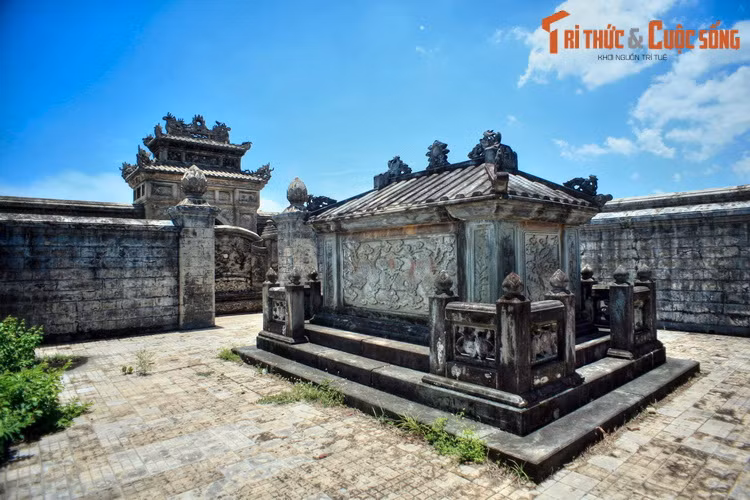 Đây là nơi an nghỉ của Phụ Thiên Thuần Hoàng hậu, còn được gọi là Đức Thánh Cung, vợ cả của vua Đồng Khánh, đích mẫu của vua Khải Định. Theo sử sách, Đức Thánh Cung có tên húy là Nguyễn Hữu Thị Nhàn, là con gái của Cơ mật viện đại thần Nguyễn Hữu Độ.