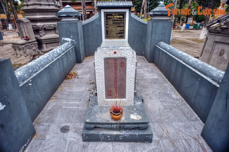 Ngôi mộ vốn nằm ở huyện Tân Long cũ (nay là quận 5, 6 của TP HCM), đến năm 2004 được di dời về vị trí hiện tại. Theo các tư liệu, Ngô Nhân Tịnh là người gốc Quảng Đông, Trung Hoa, Có học vấn cao, ông đã phò tá chúa Nguyễn Ánh những năm đầu dựng nghiệp, lập nhiều công trạng.