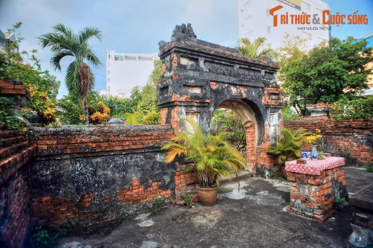 Khu lăng gồm ngôi mộ và một đền thờ nằm trong khuôn viên rộng hơn 2300 m2. Quanh mộ có tường gạch dày bao bọc. Theo sử sách, Trương Tấn Bửu bắt đầu phò tá Nguyễn Ánh từ năm 1787. Nhờ sự thông minh và dũng cảm, ông đã cứu mạng chúa trước sự truy lùng của quân Tây Sơn.