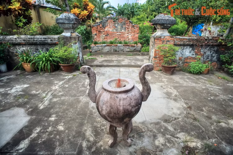 2. Nằm ở số 41 Nguyễn Thị Huỳnh, phường 8, quận Phú Nhuận, TP.HCM, lăng Trương Tấn Bửu là nơi yên nghỉ của Long Vân Hầu Trương Tấn Bửu (1752 – 1827), một danh tướng triều Nguyễn. Ông cũng là một nhân vật nằm trong Ngũ hổ tướng của Nguyễn Ánh - Gia Long.