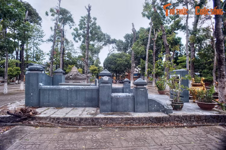 Là người giỏi văn chương, thích ngâm vịnh, Ngô Nhân Tịnh cùng với hai người bạn thân thiết là Lê Quang Định và Trịnh Hoài Đức sáng lập "Bình Dương thi xã" nổi danh một thời. Ông và hai đồng sự được người đời mệnh danh là "Gia Định tam gia" của nền văn học Nam Bộ xưa.