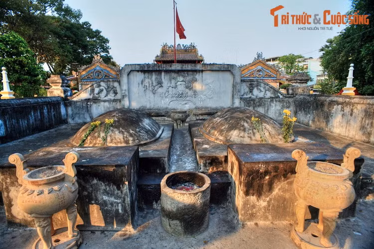 Phần mộ của khu lăng gồm hai ngôi mộ song táng của Tả quân Lê Văn Duyệt và phu nhân là bà Đỗ Thị Phận. Lê Văn Duyệt (1763 - 1832) là một nhà chính trị, nhà quân sự lớn trong lịch sử Việt Nam. Ông là một chỉ huy chính của quân đội chúa Nguyễn Ánh trong cuộc chiến với Tây Sơn.