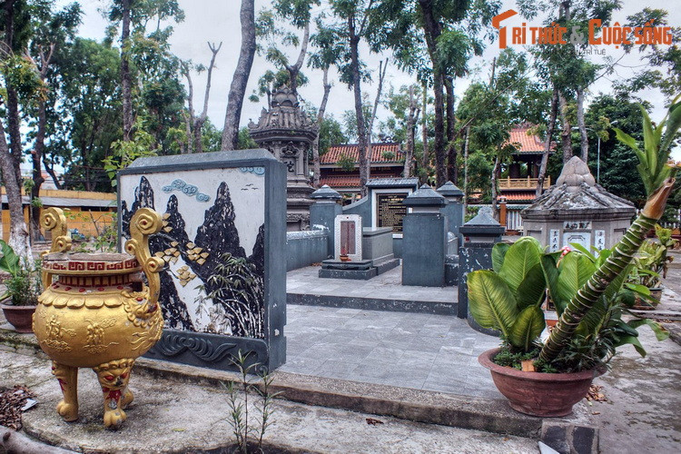 3. Khuôn viên chùa Giác Lâm (đường Lạc Long Quân, quận Tân Bình, TP.HCM) là nơi đặt lăng mộ của Tinh Viễn Hầu Ngô Nhân Tịnh (1761 – 1813), một vị khai quốc công thần của vua Gia Long và cũng là nhà văn nổi tiếng đất Sài Gòn - Gia Định xưa.