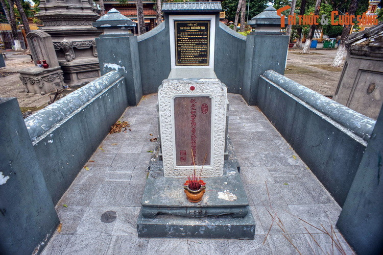 Ngôi mộ vốn nằm ở huyện Tân Long cũ (nay là quận 5, 6 của TP HCM), đến năm 2004 được di dời về vị trí hiện tại. Theo các tư liệu, Ngô Nhân Tịnh là người gốc Quảng Đông, Trung Hoa, Có học vấn cao, ông đã phò tá chúa Nguyễn Ánh những năm đầu dựng nghiệp, lập nhiều công trạng.