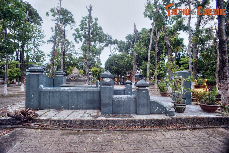 Là người giỏi văn chương, thích ngâm vịnh, Ngô Nhân Tịnh cùng với hai người bạn thân thiết là Lê Quang Định và Trịnh Hoài Đức sáng lập "Bình Dương thi xã" nổi danh một thời. Ông và hai đồng sự được người đời mệnh danh là "Gia Định tam gia" của nền văn học Nam Bộ xưa.