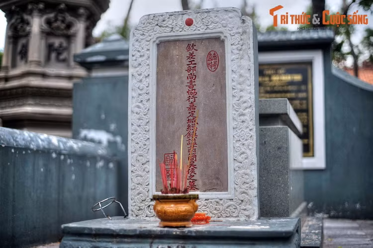 Dưới triều vua Gia Long, Ngô Nhân Tịnh có tiếng là một vị quan thanh liêm, mẫu mực, hết lòng lo cho dân. Năm 1812, ông được thăng làm Thượng thư bộ Công kiêm Hiệp hành Tổng trấn Gia Định và được phong chức Tinh Viễn Hầu.