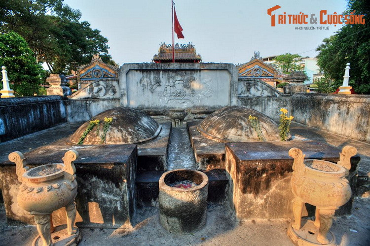 Phần mộ của khu lăng gồm hai ngôi mộ song táng của Tả quân Lê Văn Duyệt và phu nhân là bà Đỗ Thị Phận. Lê Văn Duyệt (1763 - 1832) là một nhà chính trị, nhà quân sự lớn trong lịch sử Việt Nam. Ông là một chỉ huy chính của quân đội chúa Nguyễn Ánh trong cuộc chiến với Tây Sơn.