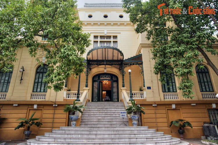 Từ sau Lễ Độc lập ngày 2/9/1945, tòa nhà được đổi tên thành Bắc Bộ phủ, có vai trò như một tổng hành dinh của nước Việt Nam Dân chủ Cộng hòa, nơi Chủ tịch Hồ Chí Minh và Chính phủ lâm thời làm việc.