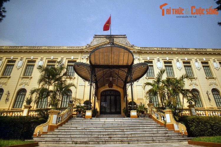 Về công năng, ban đầu tòa nhà là Phủ Thống sứ Bắc Kỳ - cơ quan đầu não của chính quyền thực dân Pháp tại miền Bắc Việt Nam. Sau khi Nhật đảo chính Pháp, công trình trở thành Phủ Khâm sai Bắc Kỳ.