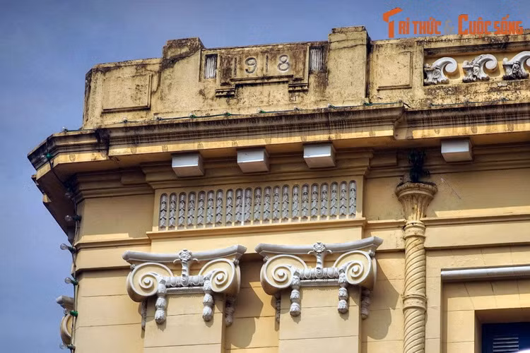 Được xây vào năm 1918-1919, tòa nhà là đại diện tiêu biểu cho kiến trúc tân cổ điển thời Pháp thuộc với bố cục các mặt đăng đối, mặt đứng với hàng cột cổ điển khỏe khoắn cùng những chi tiết Baroque, Phục hưng.