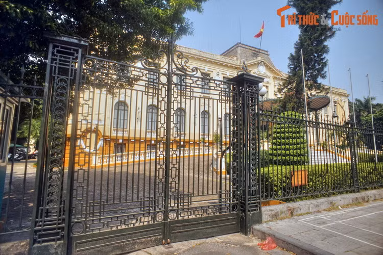 Sau 6 đợt tấn công bị đẩy lui, thương vong 122 lính lê dương, thiệt hại 4 xe tăng và thiết giáp, 3 xe vận tải, quân Pháp đã chiếm được tòa nhà. Số binh sĩ Vệ quốc đoàn tử trận là 45 người.