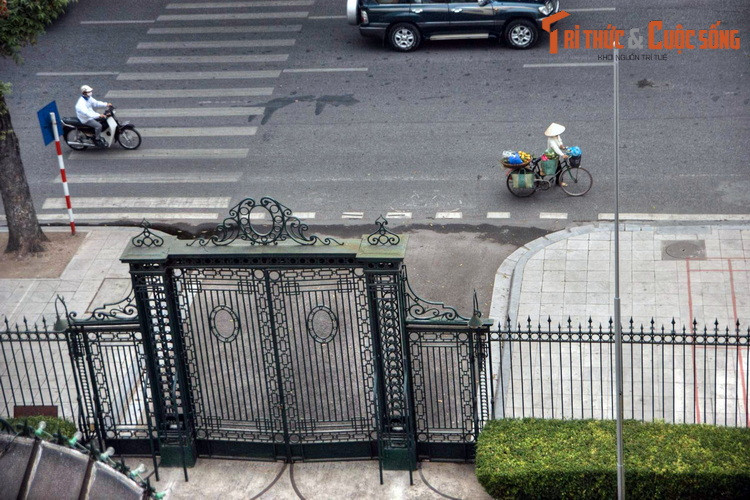 Ít lâu sau khi Cụ Hồ rời Bắc Bộ phủ, tòa nhà này trở thành nơi diễn ra trận đánh khốc liệt nhất của cuộc Toàn quốc kháng chiến mùa đông năm 1946. Tại đây, từ đêm 19/12 đến chiều 20/12/1946, các chiến sĩ Vệ quốc đoàn đã anh dũng để bảo vệ tòa nhà.