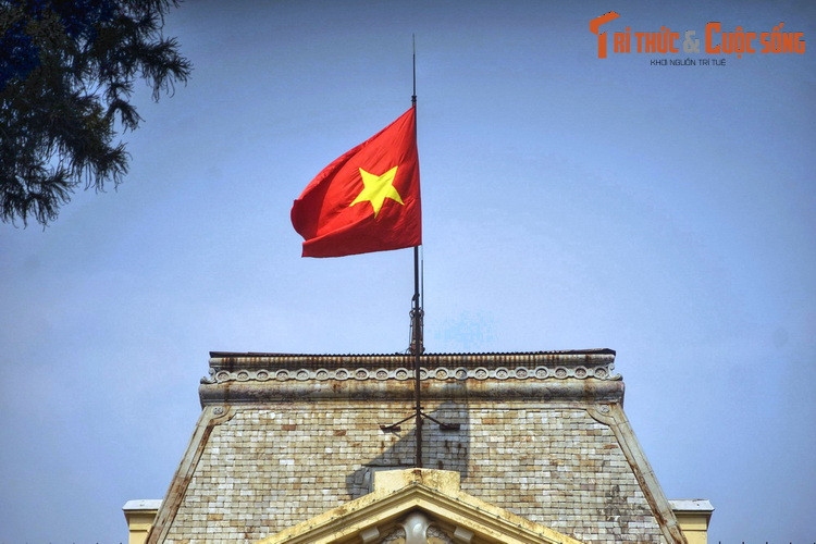 Trong Cách mạng Tháng Tám, vào ngày tổng khởi nghĩa ở Hà Nội (19/8/1945), lực lượng Việt Minh cùng nhân dân Hà Nội đã tiến công và chiếm giữ Phủ Khâm sai. Đây là một trong những nơi cờ đỏ sao vàng được kéo lên đầu tiên ở Hà Nội.