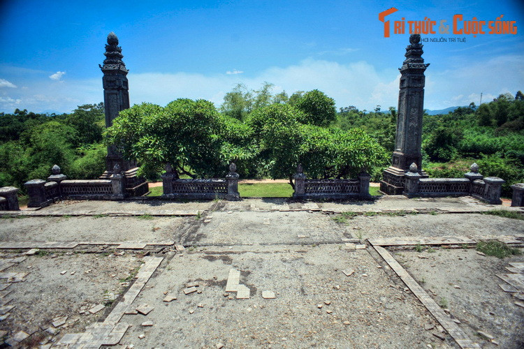 Ấn tượng đầu tiên về lăng Thánh Cung là hai trụ biểu sừng sững phía trước lăng. Đây là dạng công trình xuất hiện ở hầu hết các lăng mộ của hoàng tộc Nguyễn, có vai trò như cột mốc đánh dấu nơi bắt đầu địa phận khu lăng.