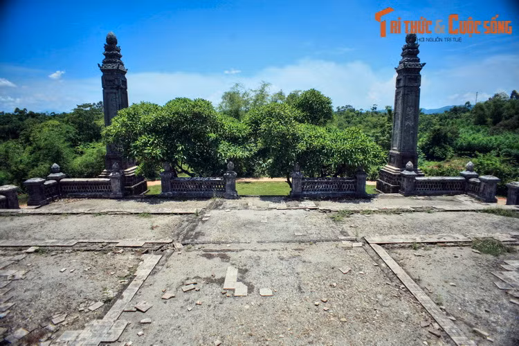 Ấn tượng đầu tiên về lăng Thánh Cung là hai trụ biểu sừng sững phía trước lăng. Đây là dạng công trình xuất hiện ở hầu hết các lăng mộ của hoàng tộc Nguyễn, có vai trò như cột mốc đánh dấu nơi bắt đầu địa phận khu lăng.