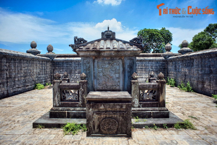 Sau bình phong là Thạch ốc (tòa nhà bằng đá) - mộ phần của Đức Thánh Cung. Trước Thạch ốc có một bệ đá được dùng để đặt bình hoa cùng bát hương để dùng trong việc thờ cúng.