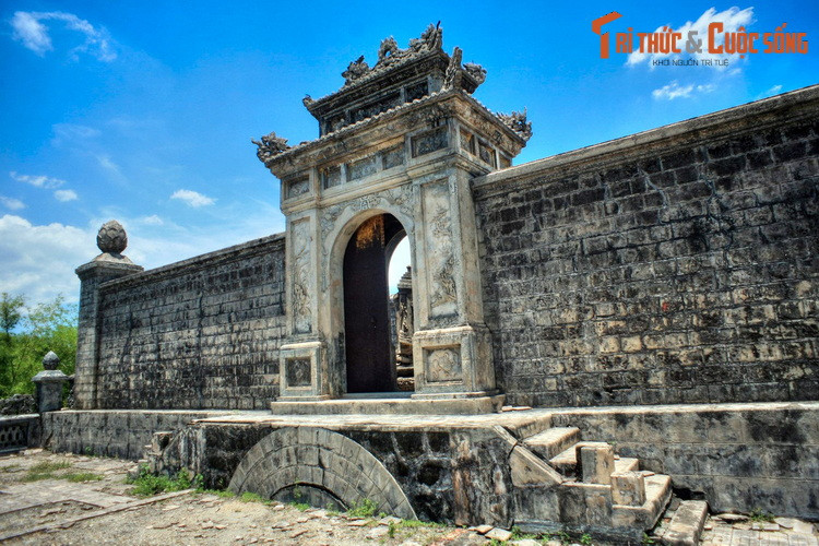 Khác với phần lớn các lăng mộ hoàng gia ở Huế, toại đạo của lăng Thánh Cung được để lộ một phần mái vòm phía dưới Bửu thành môn. Đây chính là đường hầm mà năm xưa được dùng để đưa quan tài vào vị trí chôn cất.