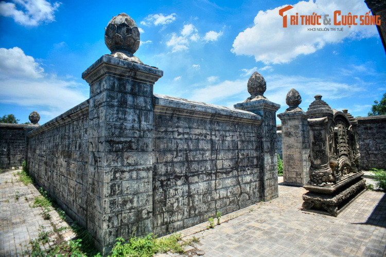 Dưới góc độ lịch sử, lăng Thánh cung là một công trình phán ánh sự chuyển mình của kiến trúc cung đình Huế ở buổi giao thời Đông - Tây. Khác với các lăng mộ trước đó, khu lăng này sử dụng xi măng thay cho vôi vữa truyền thống trong xây dựng.