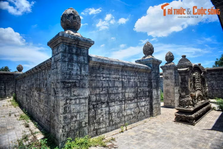 Dưới góc độ lịch sử, lăng Thánh cung là một công trình phán ánh sự chuyển mình của kiến trúc cung đình Huế ở buổi giao thời Đông - Tây. Khác với các lăng mộ trước đó, khu lăng này sử dụng xi măng thay cho vôi vữa truyền thống trong xây dựng.