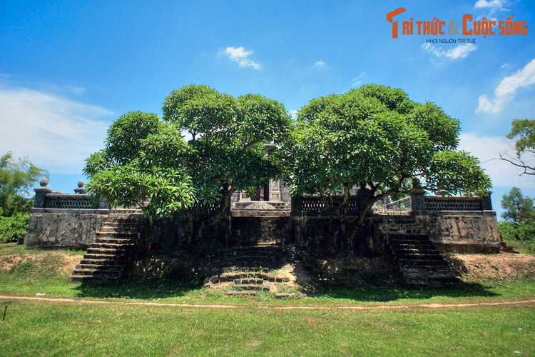 Mặt bằng lăng được chia thành ba tầng, tượng trưng cho Thiên, Địa và Nhân. Ứng với mỗi tầng có một sân Bái đình, là nơi tiến hành các nghi lễ. Trước khoảng sân đầu tiên có hai cây sứ cổ thụ to lớn, cành lá sum suê, tạo cảm giác cổ kính, tôn nghiêm cho khu lăng.