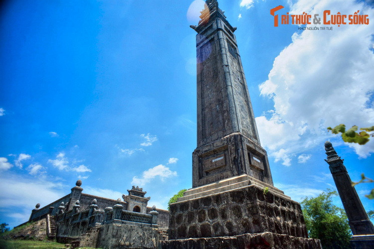 Nằm ở phường Thủy Xuân, thành phố Huế, cách lăng vua Đồng Khánh không xa, lăng Thánh Cung hay Tư Minh lăng là một lăng mộ có kiến trúc đặc sắc nhưng không được nhiều người biết đến ở đất Cố đô.