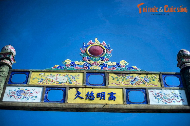 Ô chữ nhật nằm ở trung tâm của hai cổng có gắn chữ nổi ở cả hai mặt với các nội dung nói về đạo của người cai trị thiên hạ. Phía trên là hình tượng mặt trời. Đỉnh các cột đồng trang trí hoa sen, tượng trưng cho những ngọn đuốc soi sáng cho nhà vua.