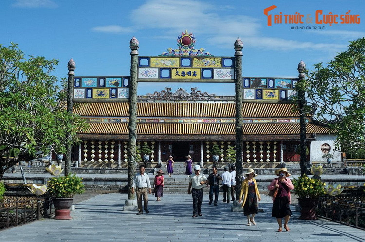 Hai cánh cổng này được xây kiểu “long vân đồng trụ”, dựng bằng bốn cột đồng được đúc nguyên khối. Hai cột giữa cổng cao hơn hai cột bên ngoài và cũng là những cột được chạm hình rồng. Một cột được tạo hình rồng vươn lên, cột kia tạo hình rồng lao xuống, tạo nên sự đăng đối, hài hòa.