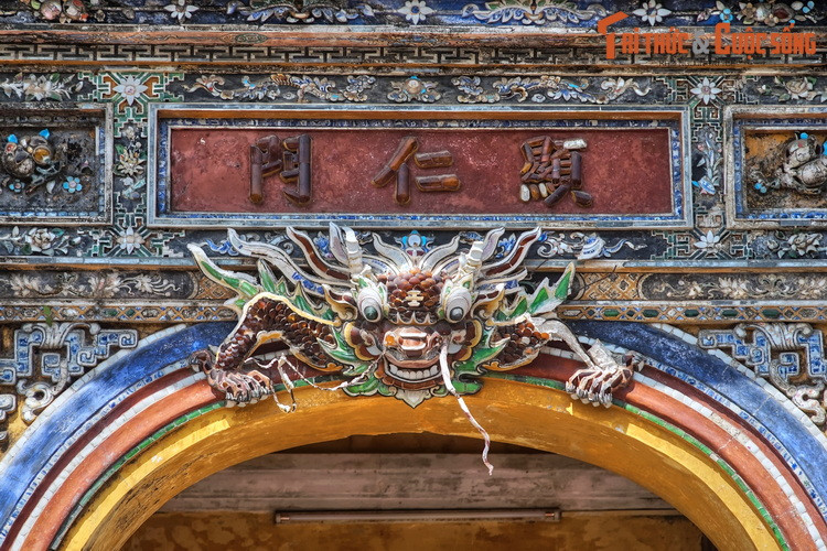 Cả hai cổng Chương Đức và Hiển Nhơn được giới nghiên cứu đánh giá cao về giá trị mỹ thuật, đặc biệt là nghệ thuật trang trí đắp mảnh sành sứ vô cùng tinh xảo. Về mặt lịch sử, hai cánh cổng này là dấu ấn đặc sắc mà vua Khải Định đã để lại cho Cố đô Huế.