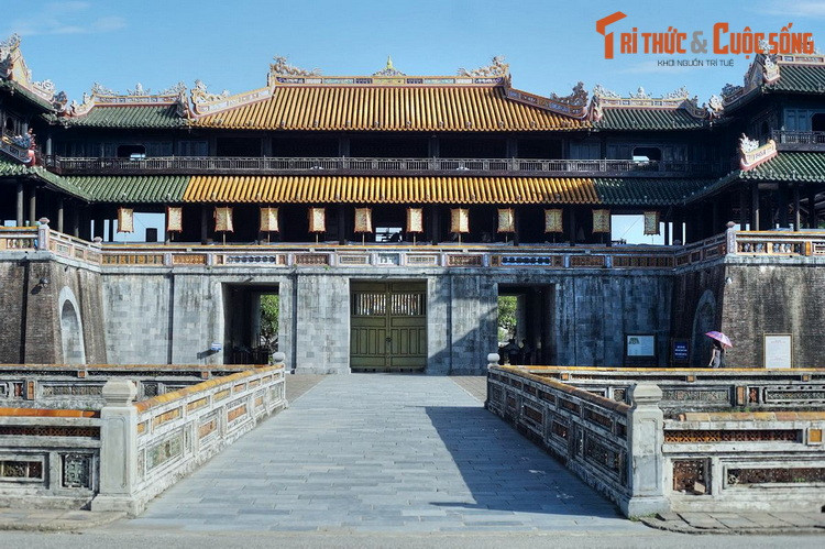 Lối chính giữa Ngọ Môn chỉ dành cho vua, các lối kia dành cho cận thần, binh lính, voi ngựa... Bên trên Ngọ Môn có lầu Ngũ Phụng là nơi vua ngự khi có các lễ nghi của triều đình.