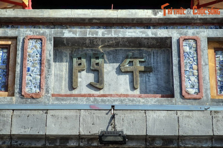 Ngọ Môn là nơi chứng kiến nhiều sự kiện lịch sử quan trọng của đất nước. Tại nơi đây vào ngày 30//8/1945, vua Bảo Đại đã đọc Tuyên ngôn Thoái vị và trao chính quyền lại cho Chính phủ lâm thời Việt Nam Dân chủ Cộng hòa.